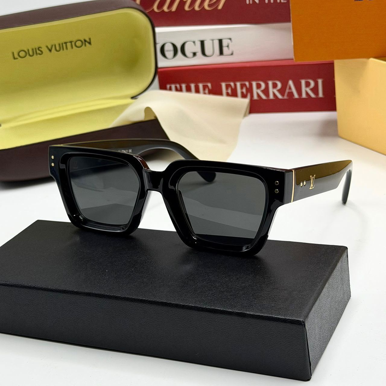 Louis Vuitton Square Noir Or